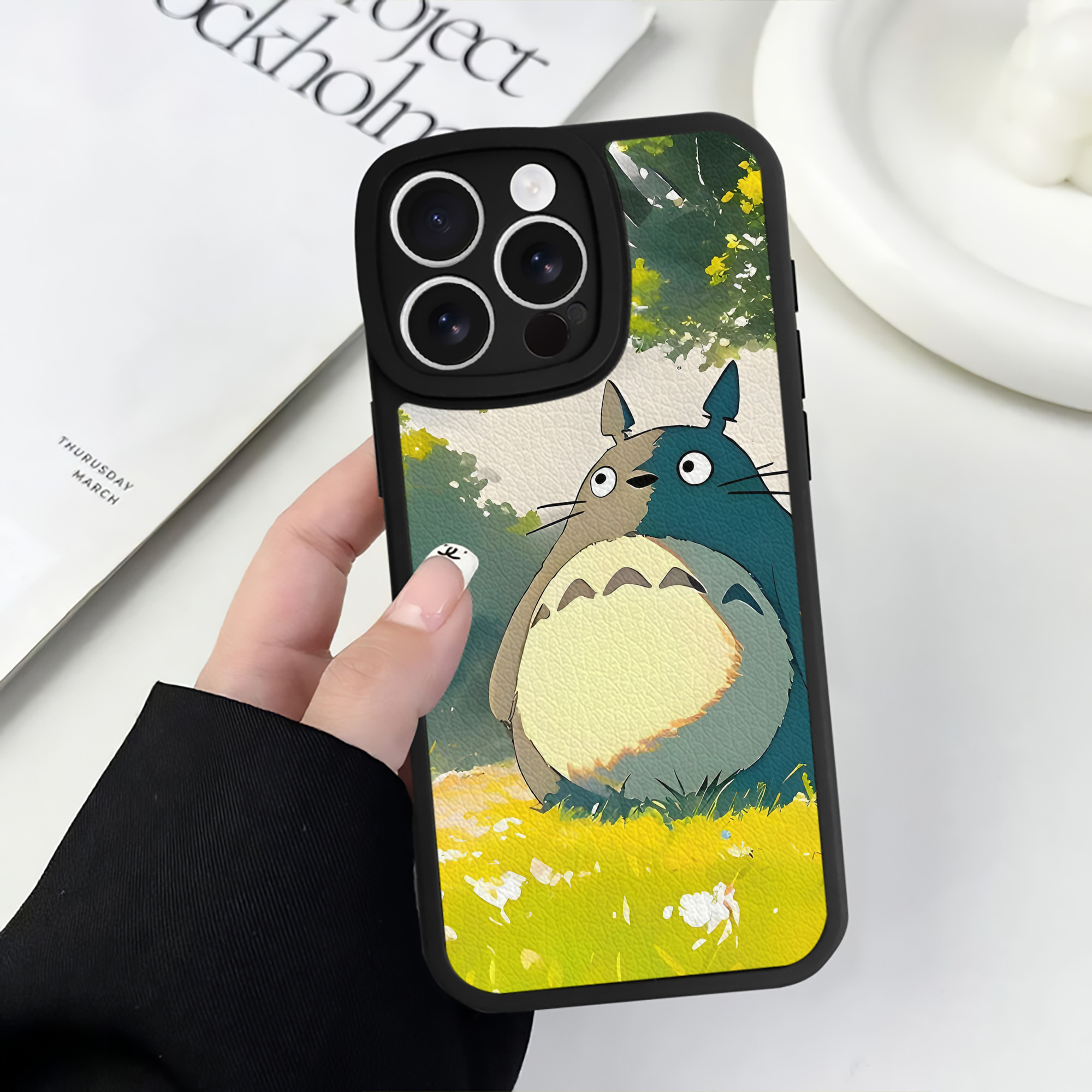 （画像用） となりのトトロ 草壁メイ 草壁サツキ My Neighbor Totoro Satsuki Kusakabe Mei Kusakabe 【iPhone 16シリーズ対応】シリコンスマホケース（レザー調） 材質：シリコン